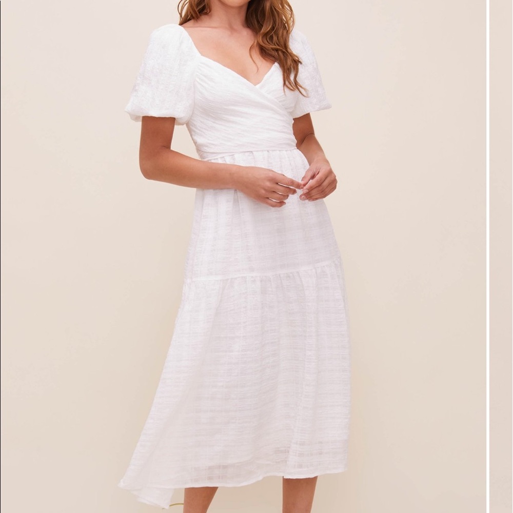 ASTR The Label Sonnet Puff Sleeve Midi Dress

Beautiful white wrap dress
